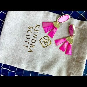 Pretty, lightweight Kendra Scott earring